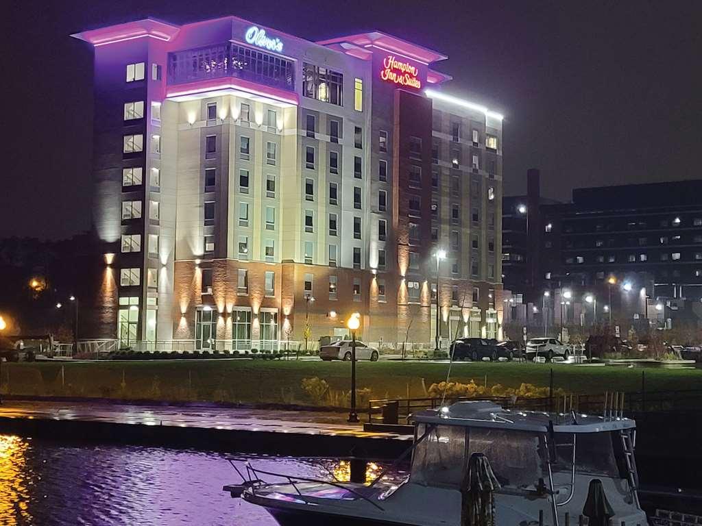 Hampton Inn & Suites Erie Bayfront Exterior photo